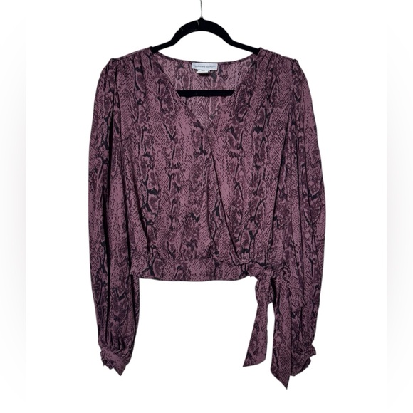 Cupcakes & Cashmere Snake Print V Neck Blouse Cropped to waist Sz Med-Plum - Picture 6 of 7